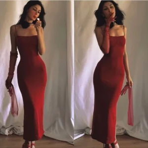 Vinröd satin sjöjungfruklänning med spaghettiband och inbyggd BH