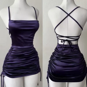 Kort Homecomingklänning i satin med spaghettiband och inbyggd BH i snörning baktill