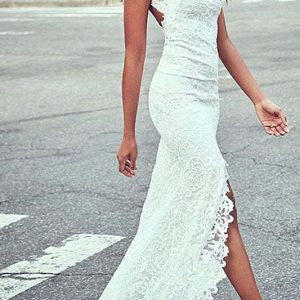 Sommarklänning för stranden med hög halsringning och släp i spets