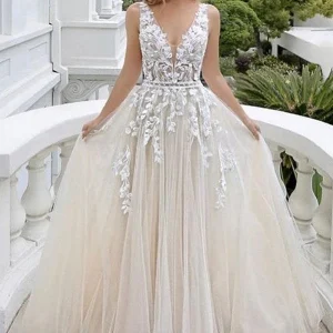 Luxury Long A-Line V-Neck Sleeveless Backless Wedding Dress with Lace and Tulle