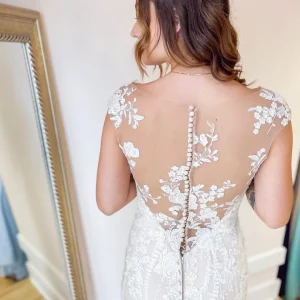 Elegant Ivory A-Line Wedding Dress V-Neck Lace and Tulle Gown