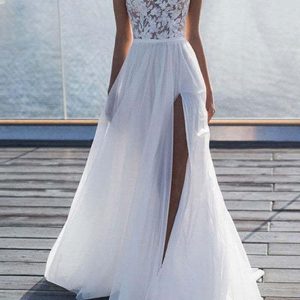 Kortärmad brudklänning med applikation och hög slits i tyllkjol