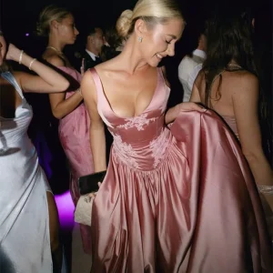 Golvlång satinklänning i rosa med a-linjeform och inbyggd BH