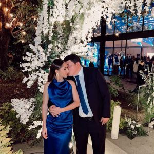 Blå satin halterneck bodycon balklänning med inbyggd BH