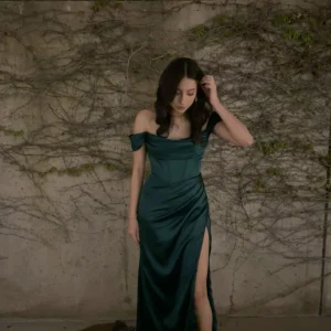 Mörkgrön satin med off-shoulder-mönster och sidoslits, lång balklänning