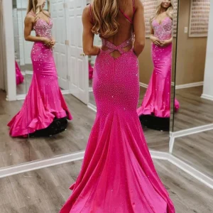 Stark rosa satin V-ringad sjöjungfrubalklänning med pärlor