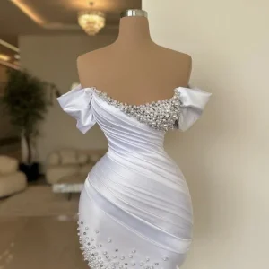 Vit satin, plisserad minibalklänning med bara axlar och pärlor