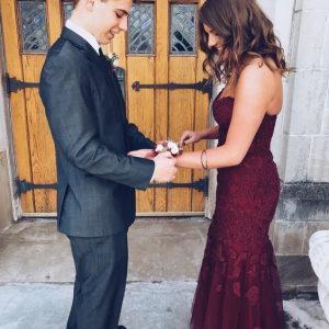 Vinröd sjöjungfruklänning i spets med hjärtformad halsringning och lång balklänning