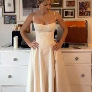 A-linjeformad balklänning i satin, ärmlös, inbyggd BH, dragkedja, aftonklänning