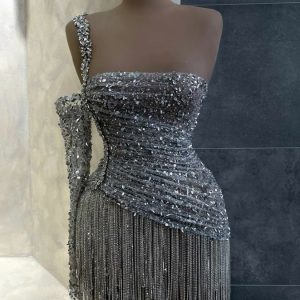 Silverfärgad paljettpärlad cocktailklänning med en axel och tofsfransar