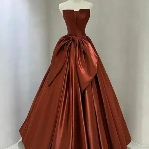 Axelbandslös satinbalklänning med snörning och inbyggd BH