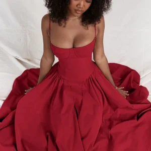 Ärmlös satinbalklänning med volanger och inbyggd BH