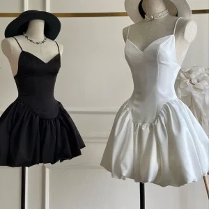 Kort A-linjeformad festklänning i satin med inbyggda BH- och spaghettiband