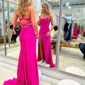 Fuchsiafärgad sjöjungfrubalklänning i satin med hög slits och dragkedja