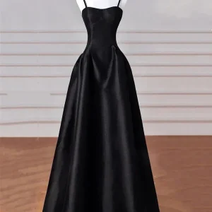Elegant Svart A-linjeformad Lång Balklänning i Satin med Snörning i Ryggen