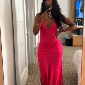 Ärmlös balklänning med V-ringning i satin och inbyggd BH