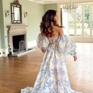 Axelbandslös lila chiffongblommig balklänning med snörning baktill