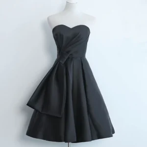 Kort balklänning i satin med hjärtformad axelbandslös passform och snörning baktill