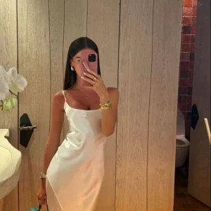 Maxiklänning i satinmesh med lapptäcke och spaghettiband