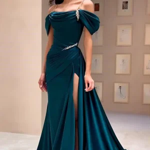 Bara Axlar Mörkgrön Satinpärlbalklänning