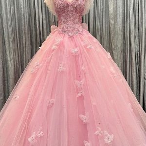 Rosa balklänning i tyll med blommig spets och rosett i ryggen och utsvängda ärmar