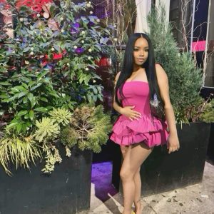 Axelbandslös satinklänning med slida och inbyggd BH