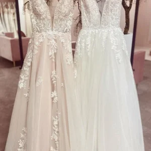 Elegant Sweetheart A-Line V-Neck Backless Wedding Gown with Tulle Lace Appliques