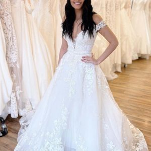 Elegant Off-Shoulder Sweetheart A-Line Wedding Gown with Delicate Lace Appliques and Train