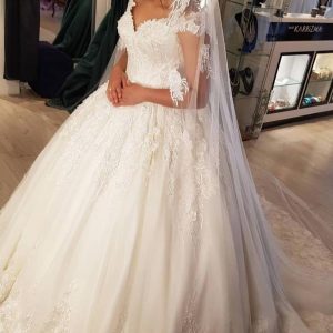 Elegant Off-Shoulder Lace Princess Wedding Dress: Long Chapel Train Bridal Gown