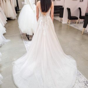Elegant A-Line V-Neck Lace & Tulle Backless Wedding Dress