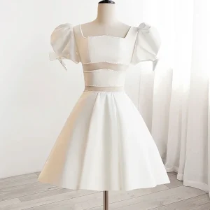 Fyrkantig hals Vita hemkomstklänningar för tillfällen med bubbelärmar