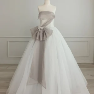 Axelbandslös asymmetrisk vit/grå kontrastbröllopsklänning