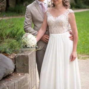 Elegant A-Line Chiffon Wedding Dress Appliques Lace Floor Length Gown