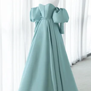 Snygg off the Shoulder Sweetheart balklänning i satäng med långa ärmar