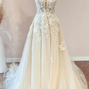 Elegant A-Line Tulle Wedding Dress with Delicate Lace Appliques and Straps