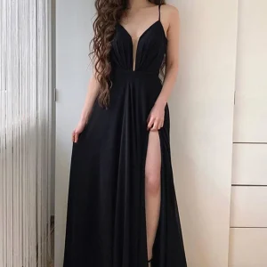 Elegant Black Spaghetti-Strap Long Prom Dress with Daring Split for Special Occasions