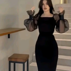 Charmig svart fyrkantig halsringning långärmad balklänning med sidoslit