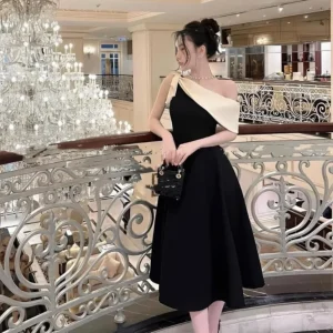 A-linjeformad aftonklänning i satin Ärmlös dragkedja baktill Inbyggd BH