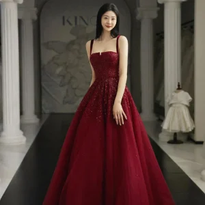 Vinröd tyll A-linjeformad balklänning med axelband och snörning