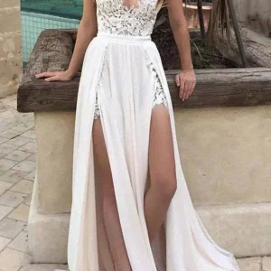 Kortärmad spetsbrudklänning med hög slits och böljande kjol