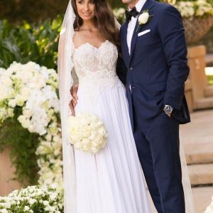 Elegant Sweetheart A-Line Wedding Dress With Appliques and Delicate Lace Detailing