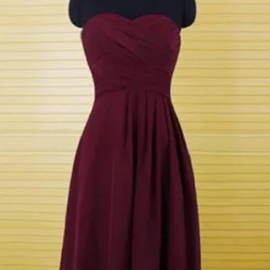 Burgundy axelbandslös Ruched Top Korta Chiffong Brudtärnklänningar