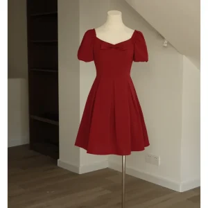 Vinröd kort sommarklänning med bubbelärmar