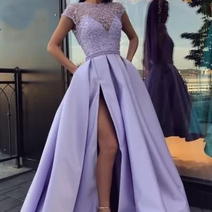 2024 Kepsärmar Jewel Neck Side Slit Balklänning med pärllister