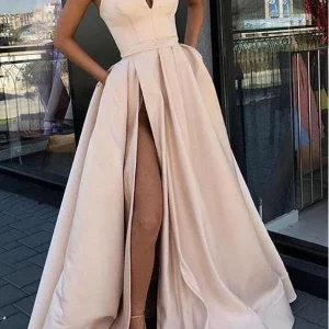 Snygg satäng lång champagnebalklänning med fickor