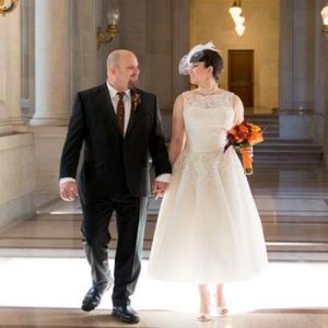 Chic Bateau Neck Tea Lång Spets Bröllopsklänning | Retro 1950-tals telängd Pinup-bröllopsklänning