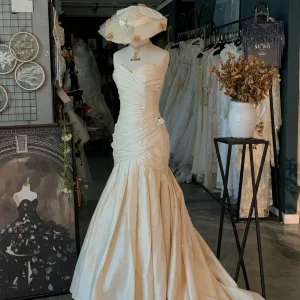 Klassisk asymmetrisk veck Mermaid Silk Bröllopsklänning