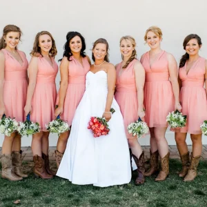 Country Westen Short Coral Brudtärnklänningar | Rockabilly Brudtärnklänningar med stövlar