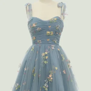 Dammblå blommig broderi kort hemkomstklänning