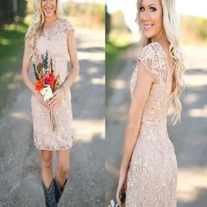 Dammiga rosa spets korta brudtärnklänningar med stövlar